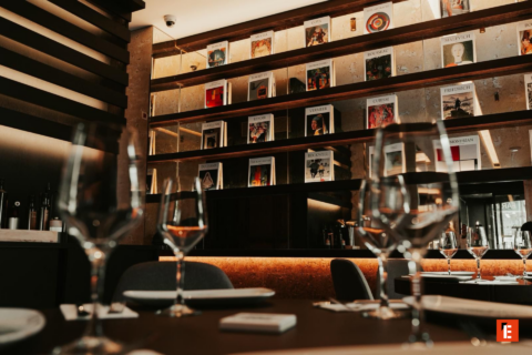 interior de restaurante con libros de arte y vino