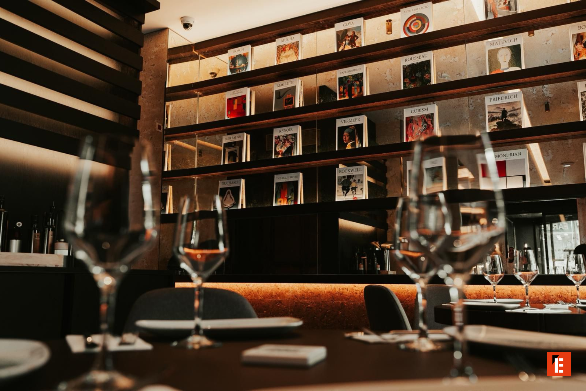 interior de restaurante con libros de arte y vino
