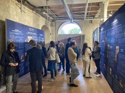 exposition napoléon au musée — intérieur et visiteurs