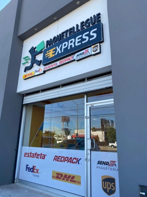 tienda de paquetería express con logos de mensajería