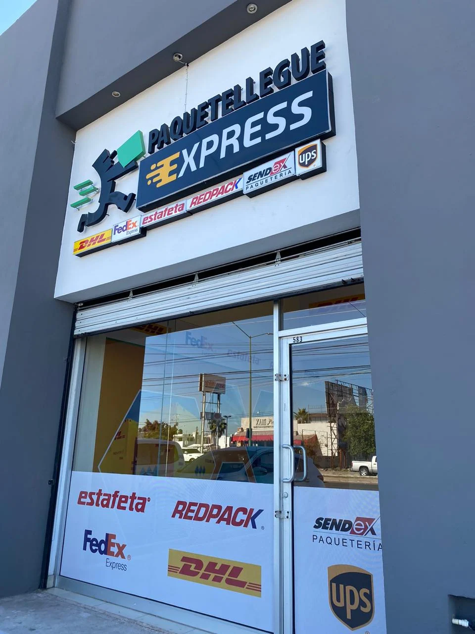 tienda de paquetería express con logos de mensajería