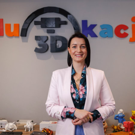 femme présentant atelier Éducatif tech et impression 3d