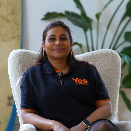 portrait professionnel de yes conciergerie en entretien