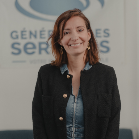 femme souriante en portrait professionnel au bureau