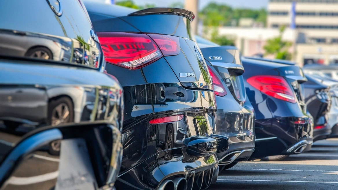 retro lucido di mercedes amg c300 nere