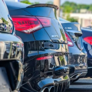 retro lucido di mercedes amg c300 nere