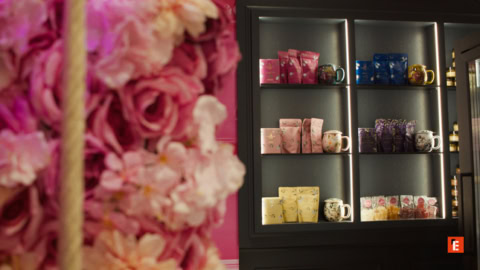 fiori rosa sfocati e vetrina boutique di tazze