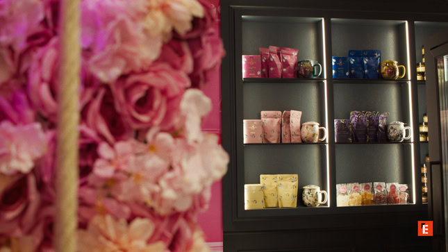 fiori rosa sfocati e vetrina boutique di tazze