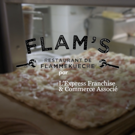 flammekueche aux lardons sur pelle en bois