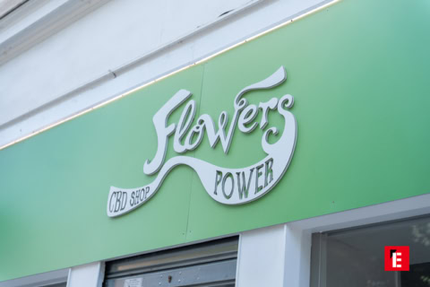 enseigne flowers power cbd sur façade verte
