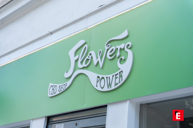 enseigne flowers power cbd sur façade verte