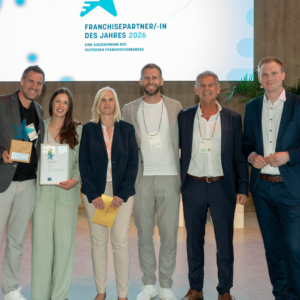 franchisepartner des jahres 2026 – gewinnerteam mit trophäe