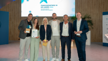 franchisepartner des jahres 2026 – gewinnerteam mit trophäe