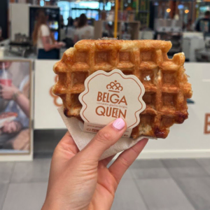 gaufre belge caramélisée tenue À la main