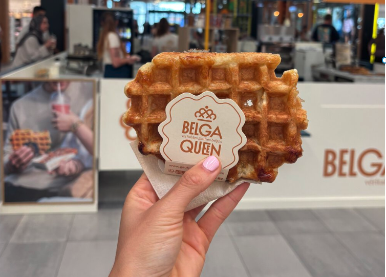 gaufre belge caramélisée tenue À la main