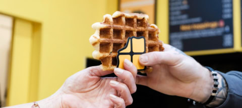 gaufre dorée partagée à deux mains au café