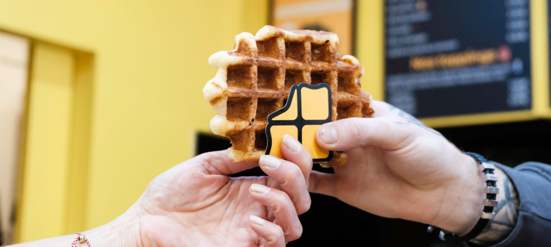 gaufre dorée partagée à deux mains au café
