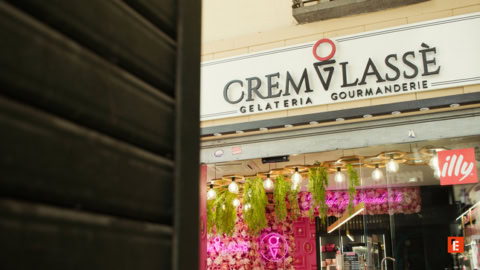 vetrina gelateria artigianale gourmet con neon e fiori