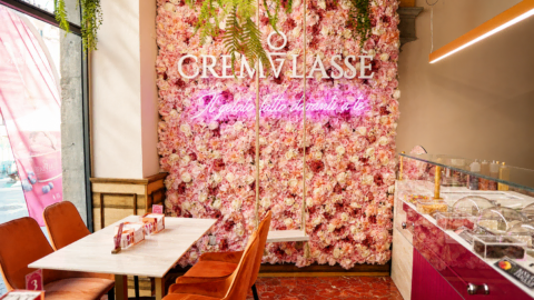 gelateria muro floreale, neon rosa e altalena