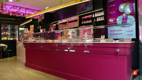gelateria fucsia moderna con vetrina gelato artigianale