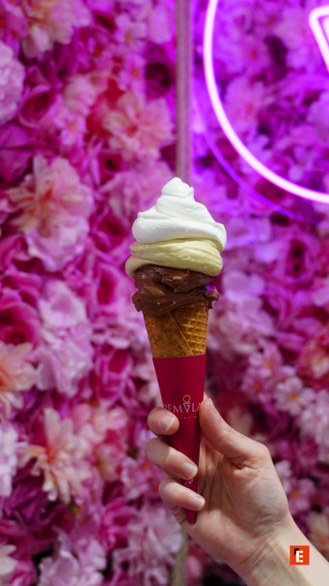 cono gelato triplo su sfondo floreale rosa