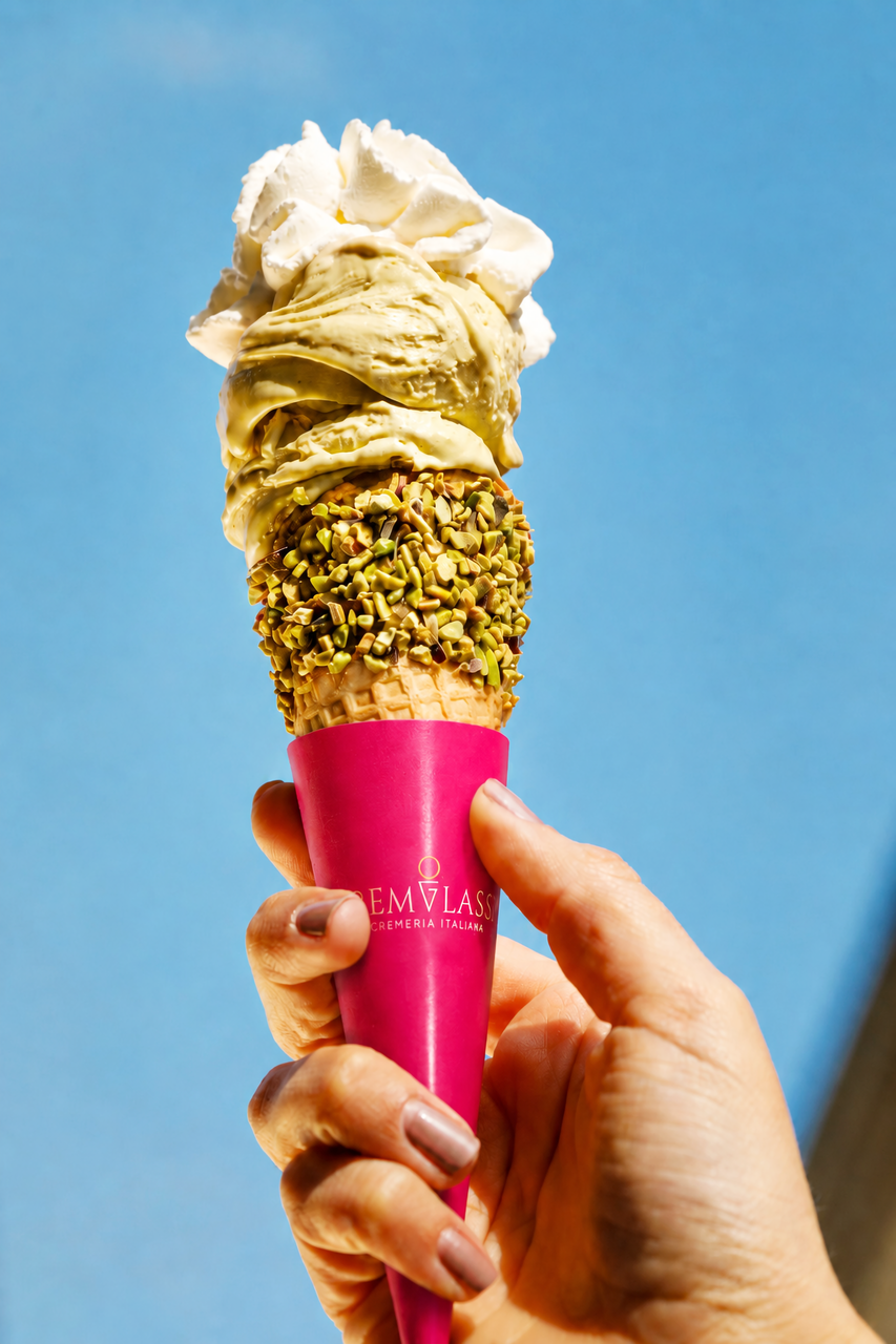 cono di gelato al pistacchio e panna