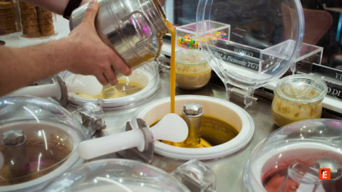 caramello caldo versato su gelato artigianale