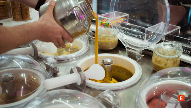 caramello caldo versato su gelato artigianale