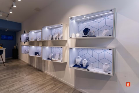 interno gioielleria di lusso con vetrine illuminatе
