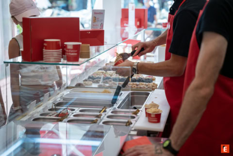 vitrine de glacier, desserts et service en rouge
