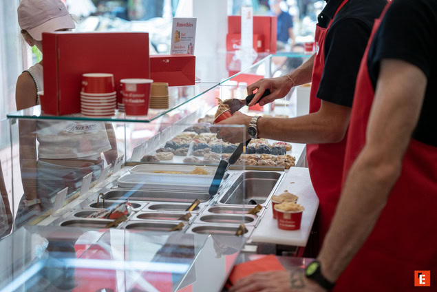vitrine de glacier, desserts et service en rouge