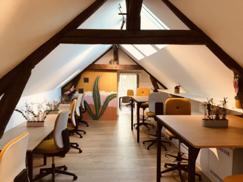 grenier lumineux transformé en espace de coworking