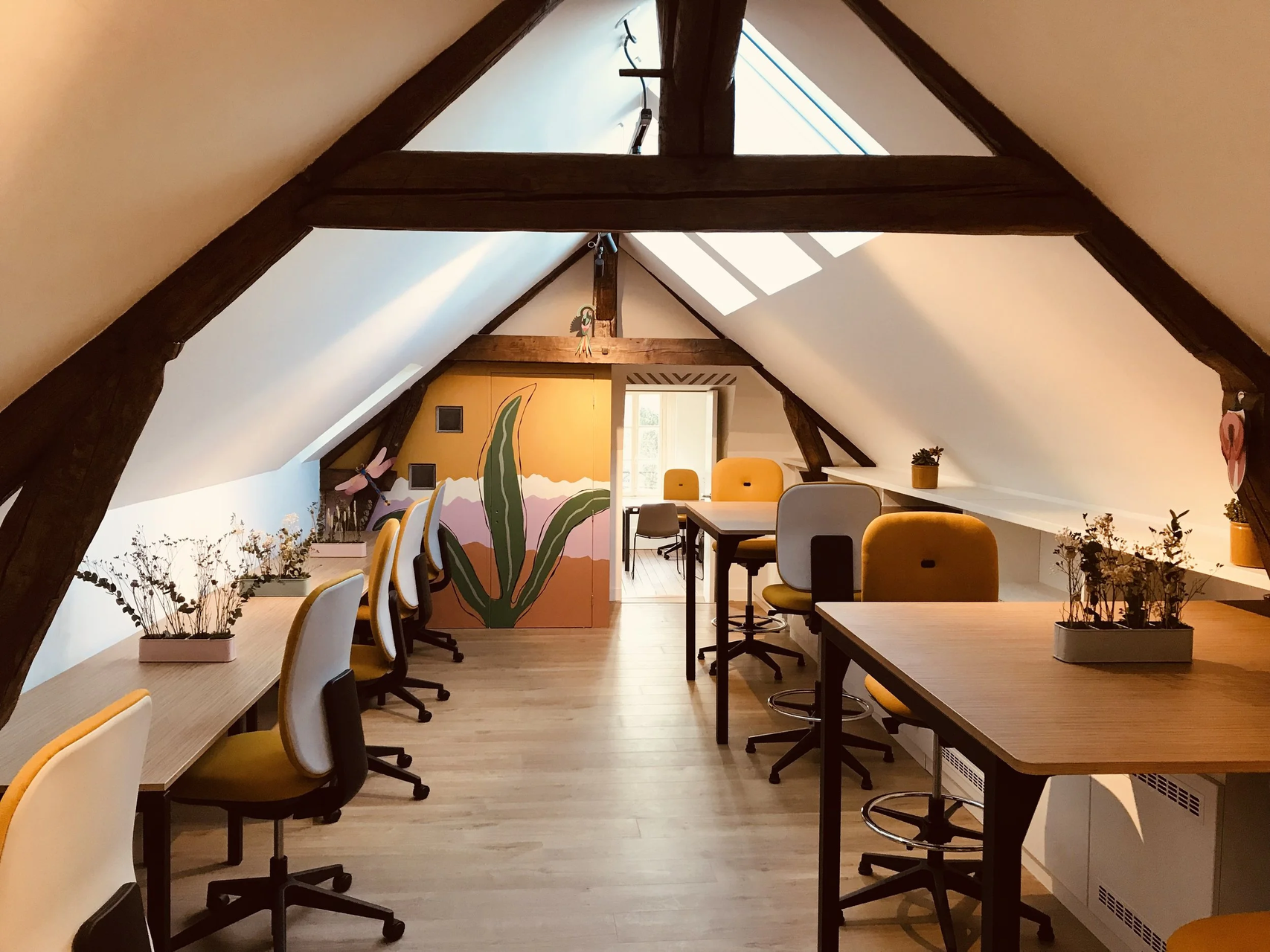 grenier lumineux transformé en espace de coworking