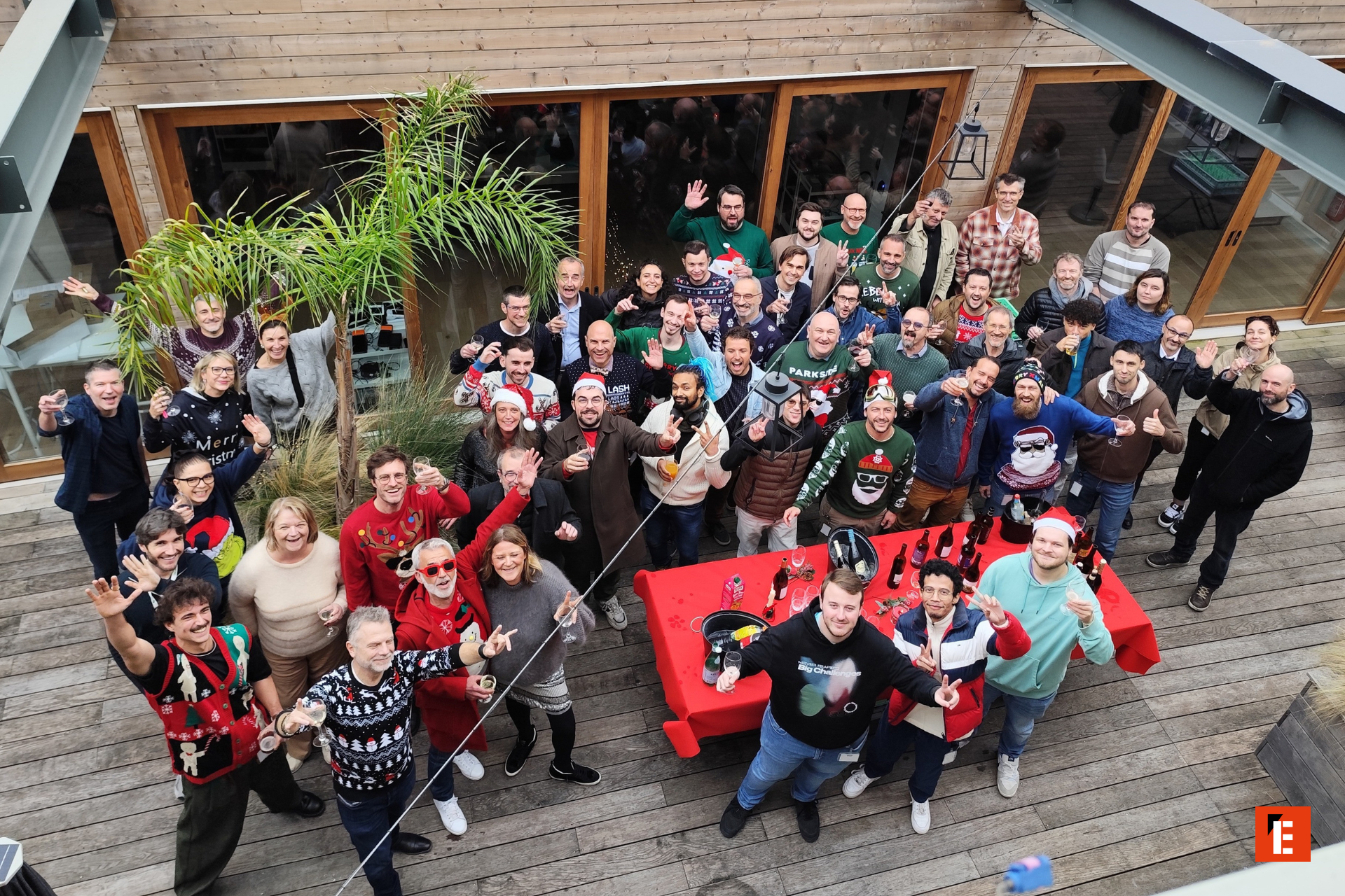 groupe en fête sur la terrasse en pulls de noël