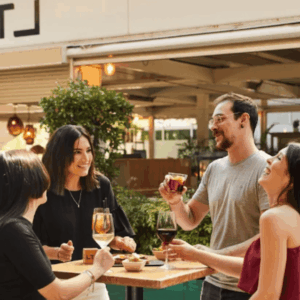 brindis y tapas en terraza entre amigos