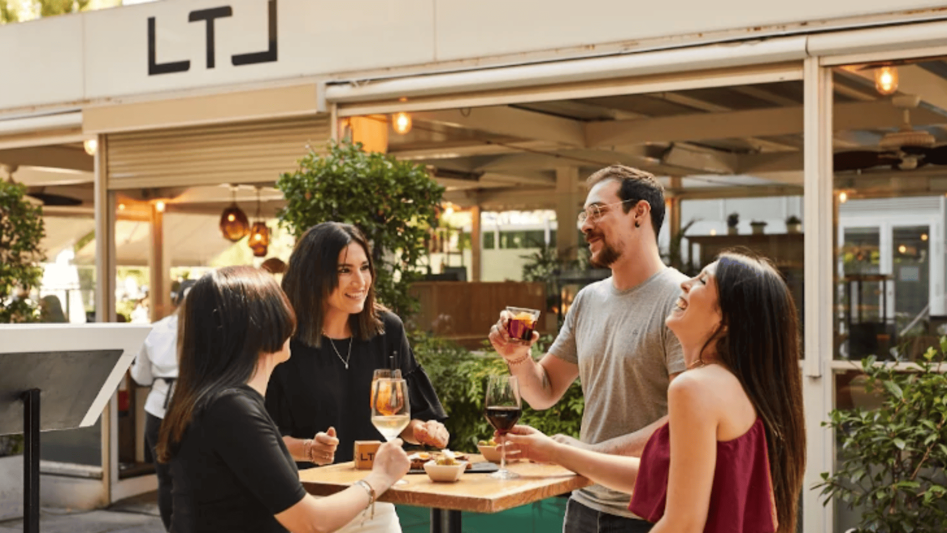brindis y tapas en terraza entre amigos