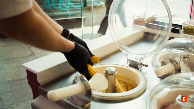 mani con guanti posizionano wafer su gelato artigianale