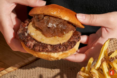 hamburguesa gourmet con foie y cebolla caramelizada
