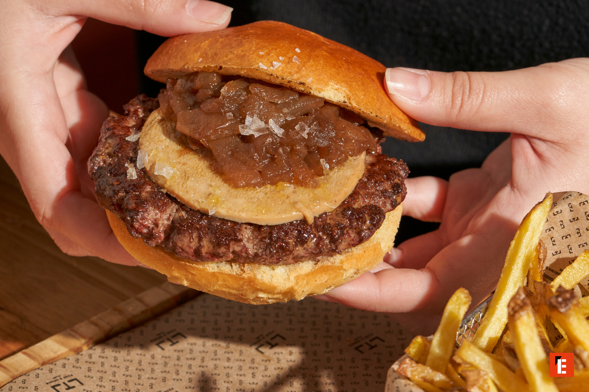 hamburguesa gourmet con foie y cebolla caramelizada