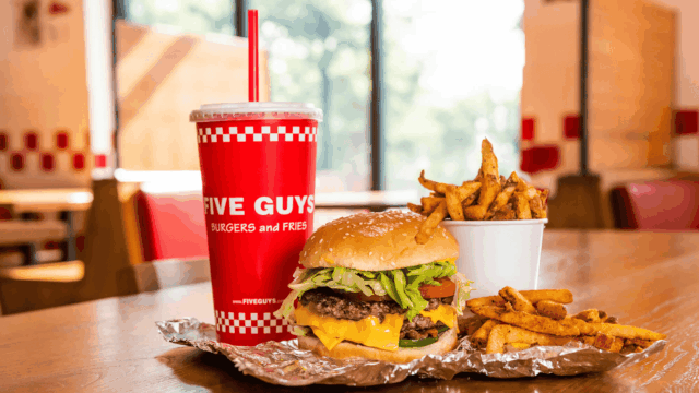 hamburguesa doble con queso, papas rústicas y refresco