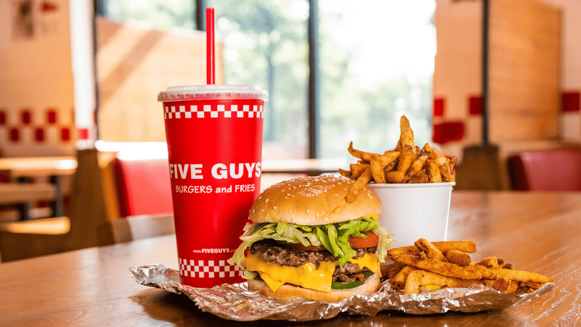 hamburguesa doble con queso, papas rústicas y refresco