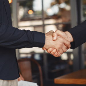 handschlag zwischen geschäftspartnern bei vereinbarung