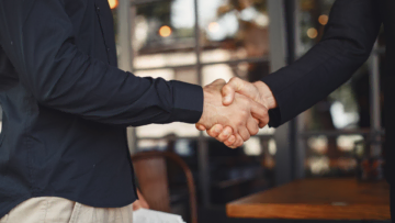 handschlag zwischen geschäftspartnern bei vereinbarung