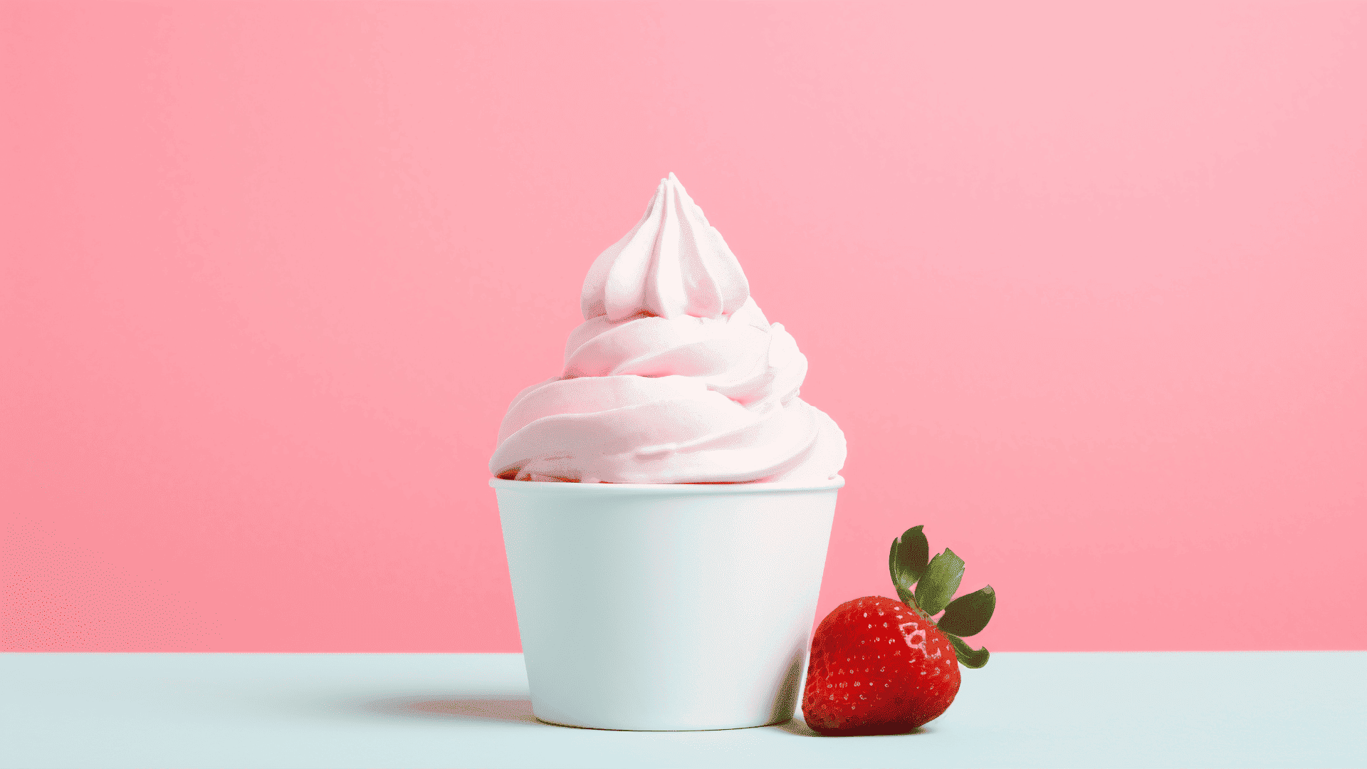 yogur helado de fresa cremoso en vaso blanco