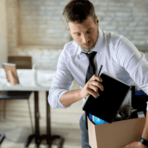 hombre empacando pertenencias en oficina