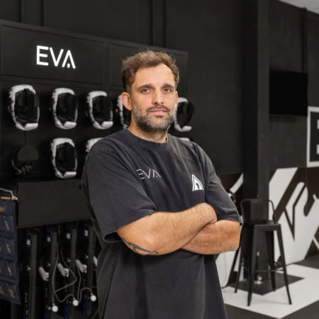 instructor frente a equipos eva y cascos vr