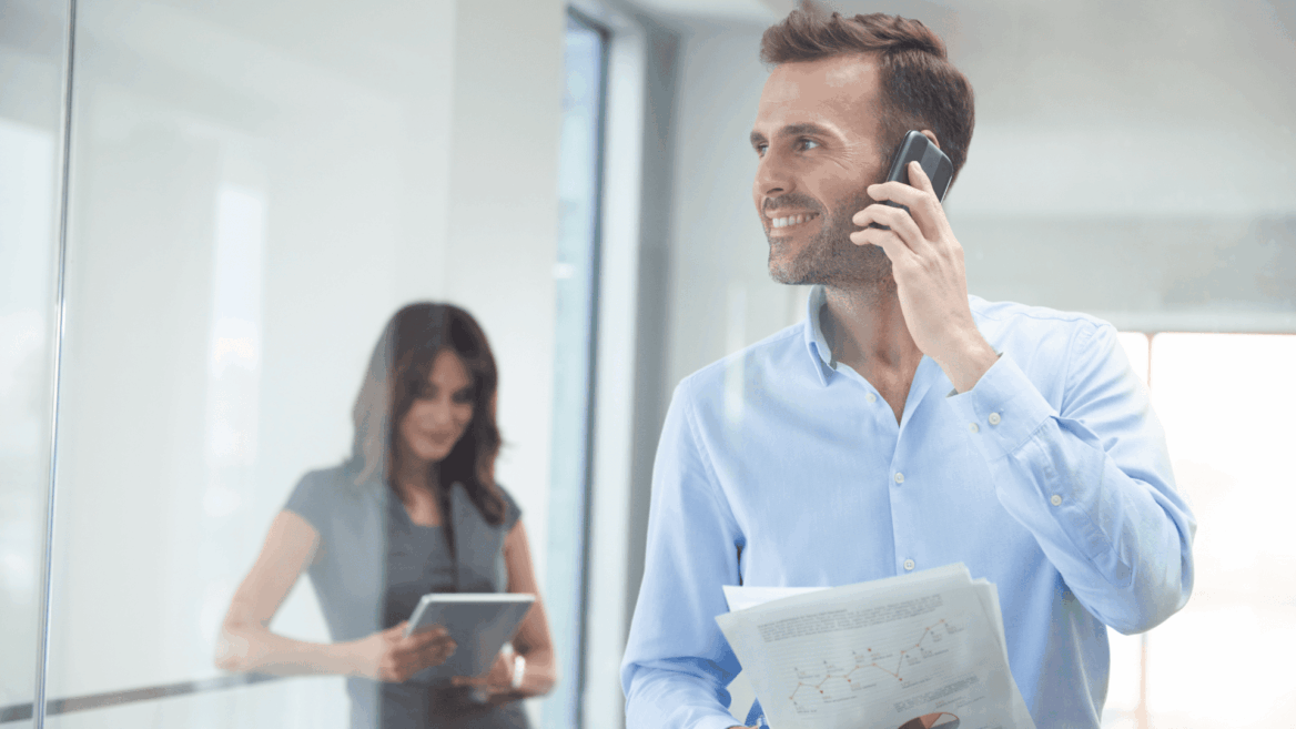 llamada de trabajo en oficina moderna con gráficos