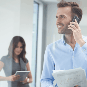 llamada de trabajo en oficina moderna con gráficos
