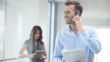llamada de trabajo en oficina moderna con gráficos