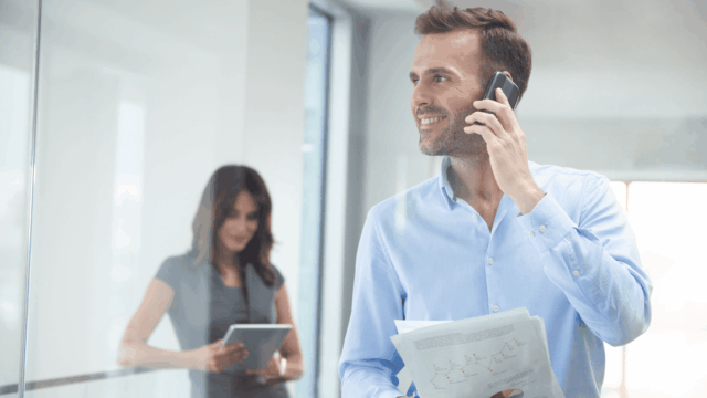 llamada de trabajo en oficina moderna con gráficos
